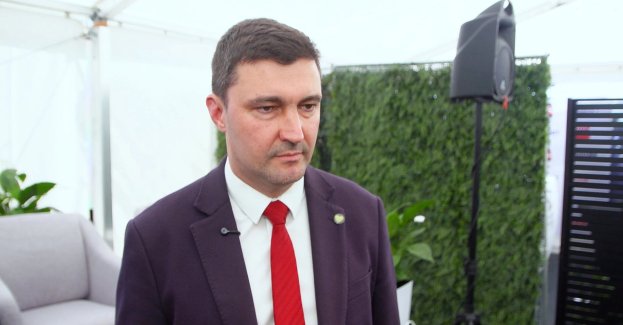 Branża piwowarska szacuje, że proponowany w projektach legislacyjnych całkowity zakaz reklamy piwa może przynieść co najmniej 700 mln zł bezpośrednich kosztów gospodarczych rocznie. Odczuć mają je nie tylko browary, ale też media, kluby sportowe, gastronomia i podmioty związane z całym łańcuchem dostaw. Propozycje nowych ograniczeń pojawiają się w czasie, gdy sprzedaż piwa alkoholowego mocno spada, a rośnie segment piw bezalkoholowych. Z badania zleconego przez branżę wynika, że prawie 60 proc. respondentów sprzeciwia się zakazowi reklamy piwa 0%.
